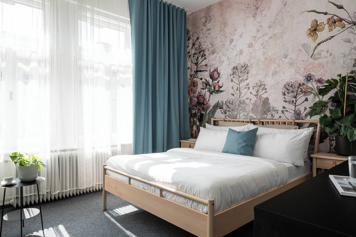 Habitación doble clásica | Artículos del minibar gratis y decoración personalizada