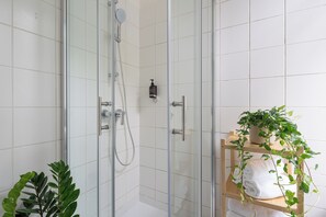 Double Room, External Bathroom | Baño | Ducha, artículos de higiene personal gratuitos y secador de pelo