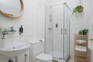 Ducha, artículos de tocador gratuitos, secador de pelo, toallas