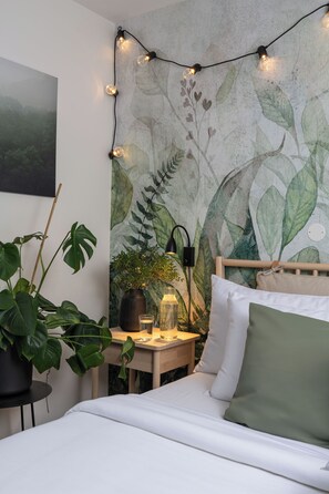 Minibar con artículos gratuitos y decoración personalizada