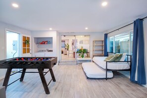 4 bedrooms, iron/ironing board, Internet, bed sheets