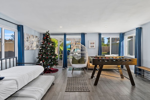 4 bedrooms, iron/ironing board, internet, bed sheets