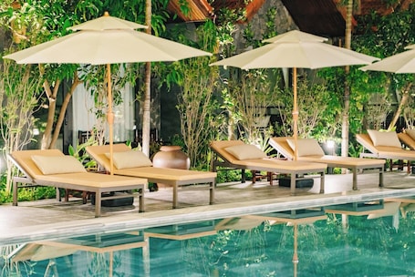 Una piscina al aire libre