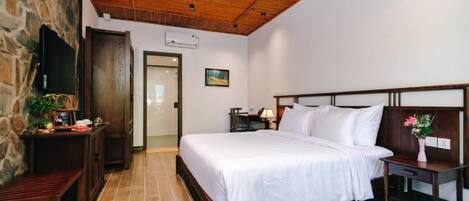 Minibar, desk, soundproofing, free WiFi