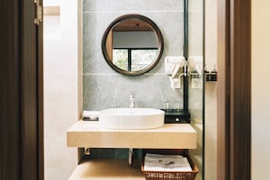 Shower, free toiletries, hair dryer, towels