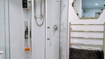 Maison, 1 chambre, fumeurs, patio | Douche de la salle de bain