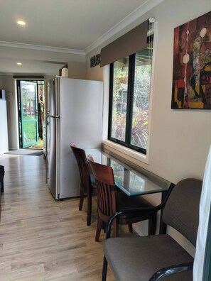 Maison, 1 chambre, fumeur, patio | Salle à manger