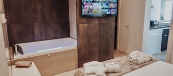 18zero2 Luxury Rooms