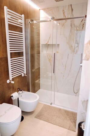 Luxury Studio Suite | Bathroom | Hair dryer, bidet, towels, soap - 18zero2 Luxury Rooms (Bari)