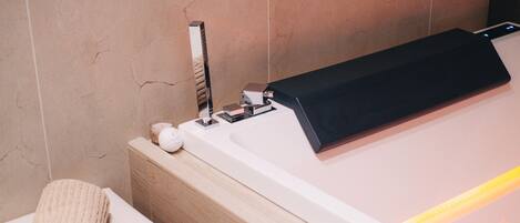 Une salle de bain avec une baignoire, une serviette, un porte-savon et un miroir.