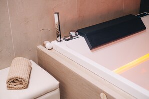 Superior Studio Suite | Private spa tub