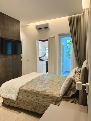 In-room safe, blackout curtains, free WiFi