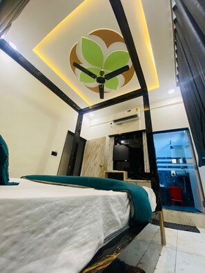 Luxury Room | Egyptian cotton sheets, premium bedding, memory foam beds, desk - Hotel Rising Gest (Ahmedabad)
