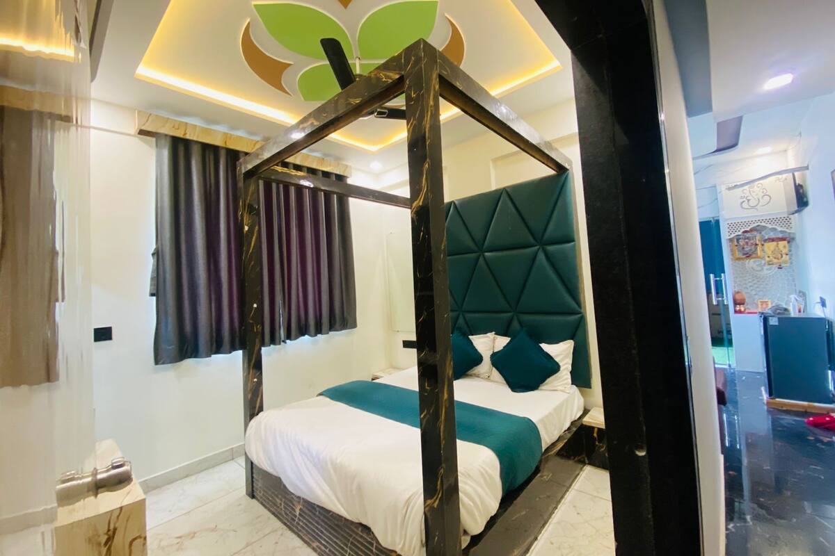 Luxury Room | Egyptian cotton sheets, premium bedding, memory foam beds, desk