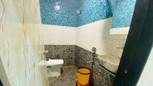 Kamar Double Deluks, pemandangan kota | Kamar mandi | Perlengkapan mandi desainer, handuk, sabun, dan sampo