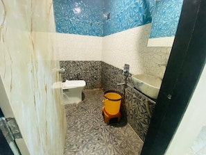 Chambre Double Deluxe, vue ville | Salle de bain | Articles de toilette de luxe, serviettes fournies, savon, shampoing