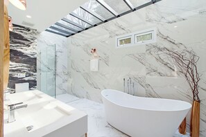 Douche, articles de toilette gratuits, sèche-cheveux