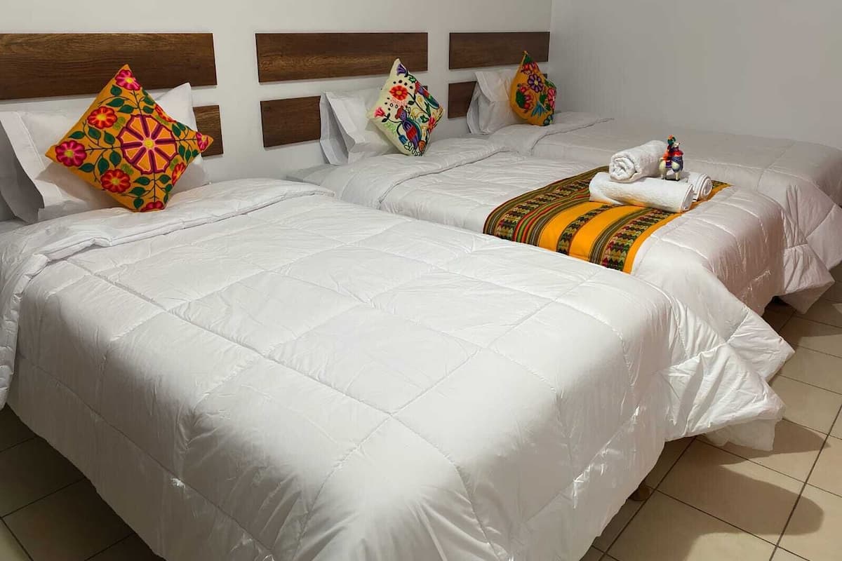 Kamar Triple Standar | Meja kerja, ruang kerja ramah laptop, dan Wi-Fi gratis