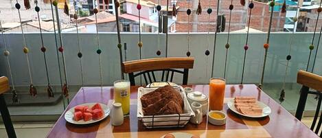 Tägliches inbegriffenes kontinentales Frühstück