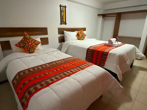 Escritorio, espacio para trabajar con laptop y wifi gratis 