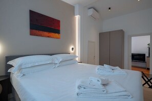 2 bedrooms, iron/ironing board, travel crib, WiFi (free)