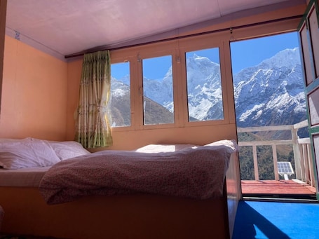 Escritorio, espacio para trabajar con laptop y wifi