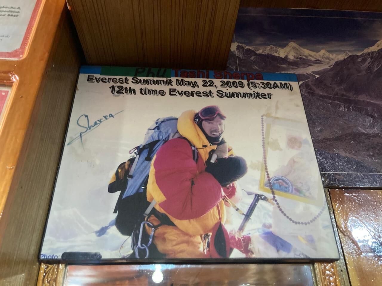 Un objet commémoratif représentant un paysage de montagne et un alpiniste.