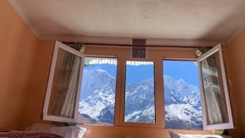 Comfort-Doppel- oder -Zweibettzimmer, Zimmerreinigung, Bergblick | Schreibtisch, laptopgeeigneter Arbeitsplatz, WLAN