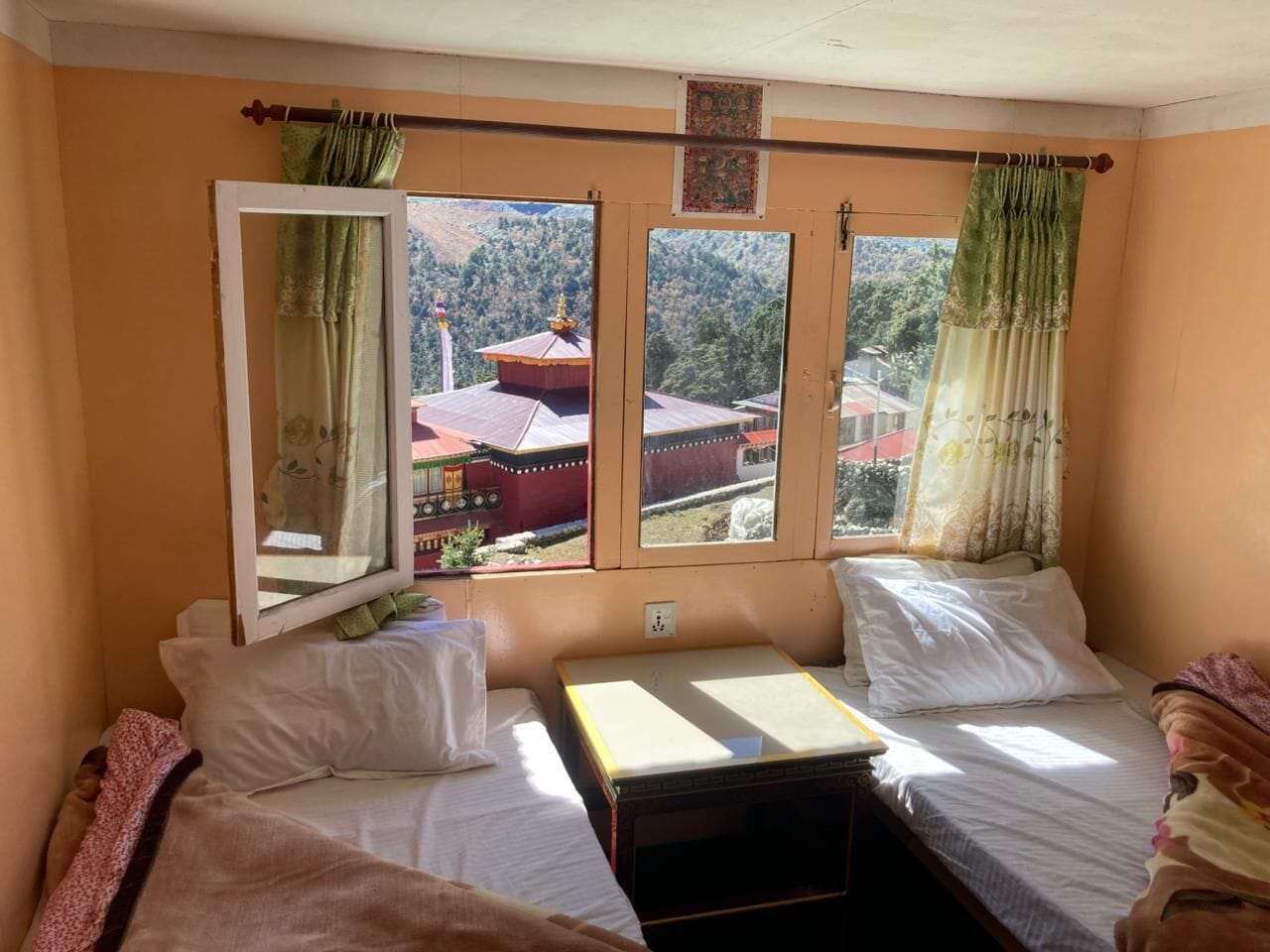 Chambre Confort Double ou avec lits jumeaux, service de ménage, vue montagne