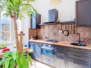 Kühlschrank, Mikrowelle, Ofen, Geschirrspüler