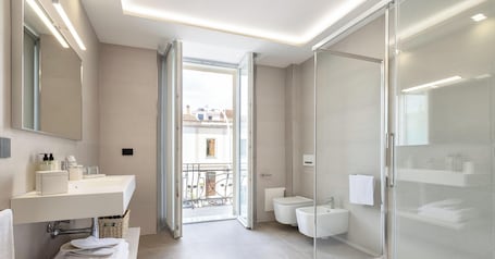 Quarto casal luxo | Roupas de cama premium, edredons de pluma, frigobar, cofres nos quartos. MESBEGLIA LUXURY ROOMS