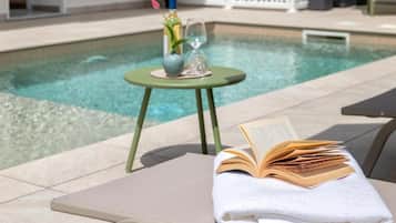 AuĂenpool, Sonnenschirme, LiegestĂŒhle