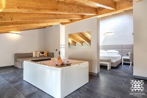 Biancheria da letto di alta qualità, copriletto in piuma, minibar