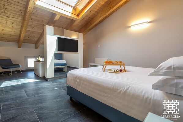 خزنة داخل الغرفة وستائر تعتيم وتجهيزات عازلة ل�لصوت ومكواة/لوح كي