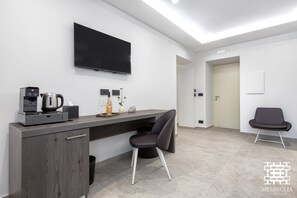 خزنة داخل الغرفة وستائر تعتيم وتجهيزات عازلة للصوت ومكواة/لوح كي