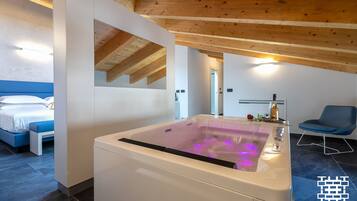 Suite, Jetted Tub | In-room safe, blackout drapes, soundproofing, iron/ironing board