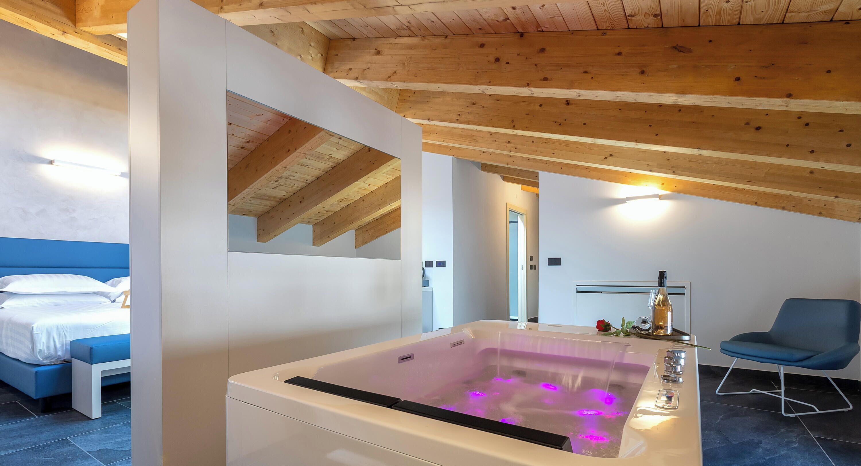 Suite, bañera de hidromasaje | Ropa de cama de alta calidad, edredones de plumas, minibar y caja fuerte