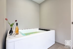 Kamar Double Deluks | Brankas, tirai kedap cahaya, kedap suara, dan setrika/meja setrika