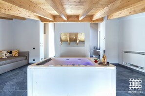 Sviitti, poreamme | Tallelokero huoneessa, pimennysverhot, äänieristys, silitysrauta/-lauta