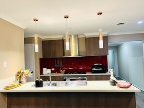 Geladeira, micro-ondas, fogão, cooktop