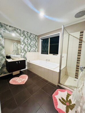 Een douche, een haardroger, handdoeken
