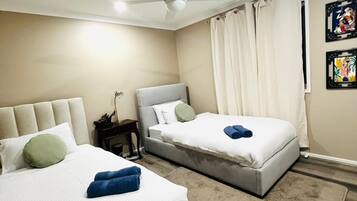 4 quartos, ferros/tábuas de passar roupa, acesso à internet