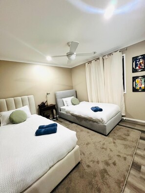 4 quartos, ferros/tábuas de passar roupa, acesso à internet