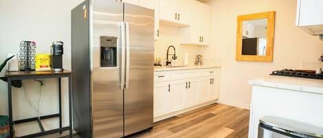 Jääkaappi, mikroaaltouuni, uuni, liesi