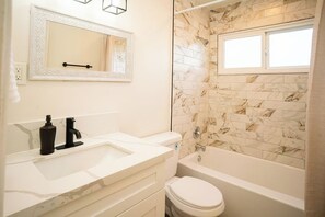 Een haardroger, een bidet, handdoeken, zeep