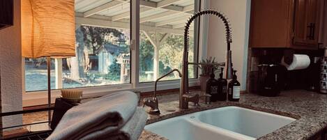 Microwave, oven, dishwasher, coffee/tea maker