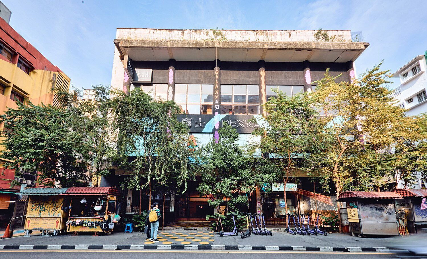 A building with a large sign reading "REXKLA".
