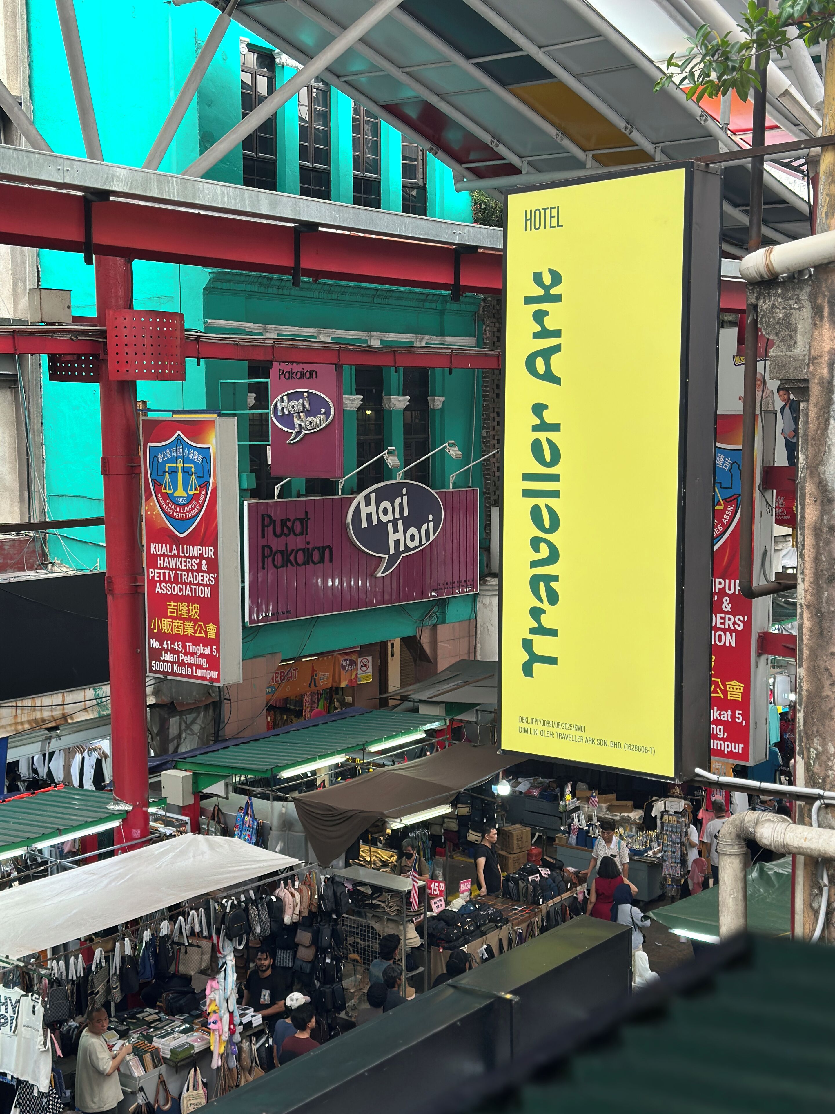 Zona comercial con un llamativo letrero amarillo del 