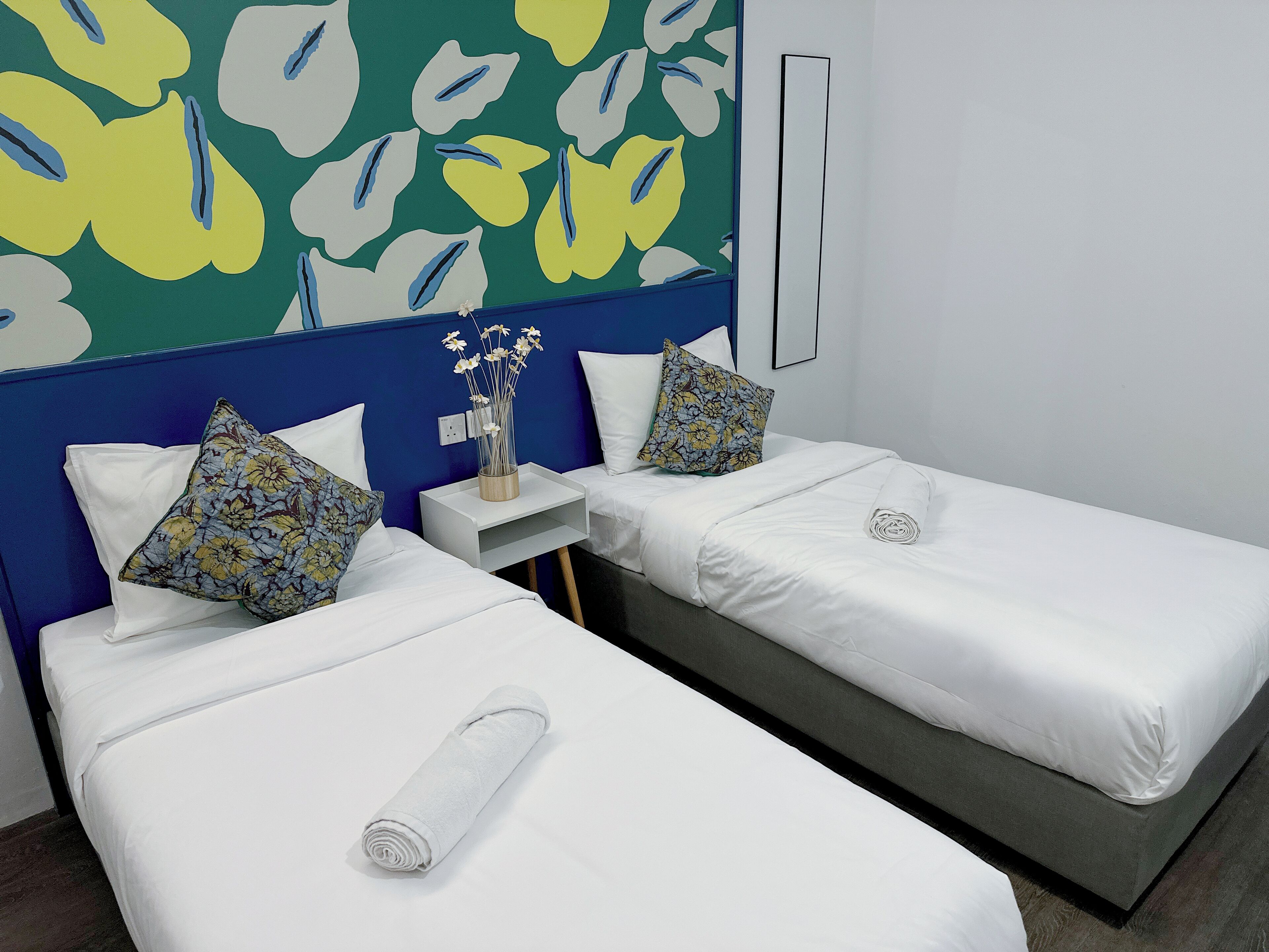 Twin Bedroom with Private Bathroom | Minibar, blackout drapes, iron/ironing board, free WiFi