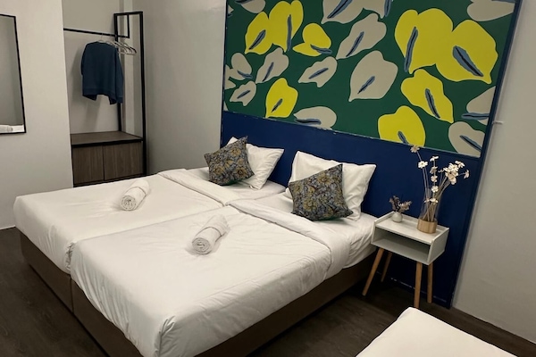 Bar mini, langsir/tirai gelap terus, seterika/papan seterika